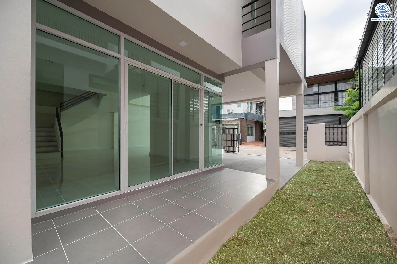 บ้านมือสองตกแต่งใหม่ โครงการ บุษราคัมรีเจนท์ ปิ่นเกล้า-บรมราชชนนี เนื้อที่ 54.20 ตร.ว. ฟังก์ชัน 3 ห้องนอน 3 ห้องน้ำ จอดรถได้ 2 คัน สภาพแวดล้อมดี เดินทางเข้าสู่เมืองได้สะดวกเชื่อมต่อ ถนนพุทธมณฑล สาย 2, ถนนบรมราชชนนี, ถนนกาญจนาภิเษก, ถนนศาลาธรรมสพน์ ใกล้เซ็นทรัลปิ่นเกล้า และ จุดขึ้นทางด่วน "ศรีรัช"...